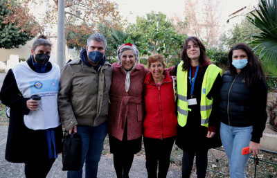 Δήμος Αθηναίων: Εθελοντές του Κοινωνικού Κομμωτηρίου φρόντισαν άστεγους