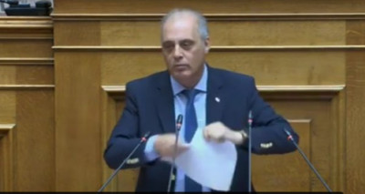 «Θεατρικός» Βελόπουλος, έσκισε φωτοτυπία με τη Συμφωνία των Πρεσπών