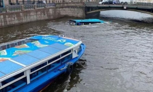 Αγία Πετρούπολη: Λεωφορείο γεμάτο επιβάτες έπεσε σε ποτάμι (video)