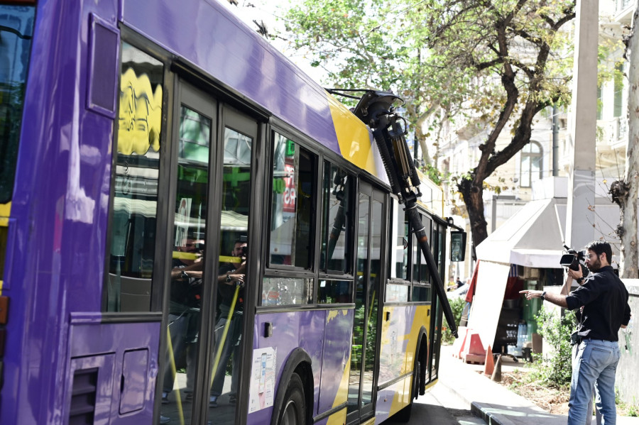 Ατύχημα με τουριστικό λεωφορείο και τρόλεϊ στην Πανεπιστημίου- 6 τραυματίες