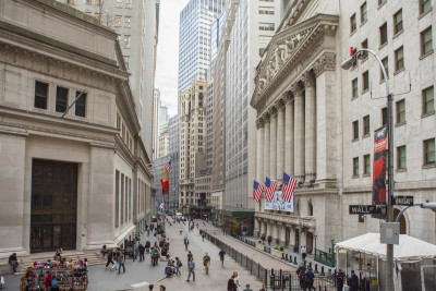 Wall Street: Πτωτική πορεία εν αναμονή πληθωρισμού και λόγω Salesforce